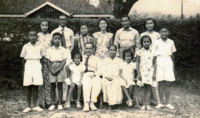 Ang family around 1948 Mrs Koh (back row, far right)