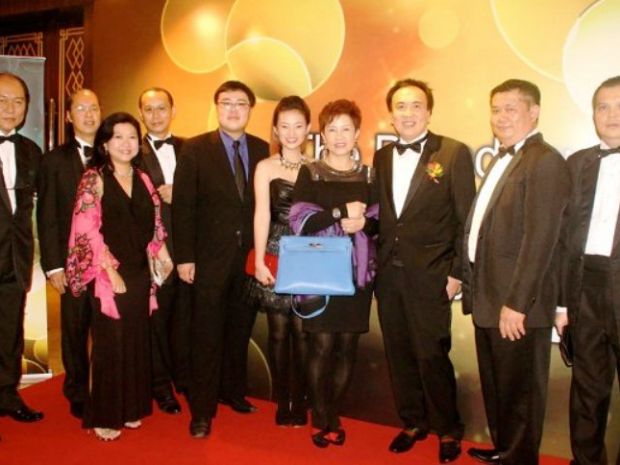 Dato Sri Michael with his family and Grand Saisaki Headquarter staffs. Mr Loke is second from the right.