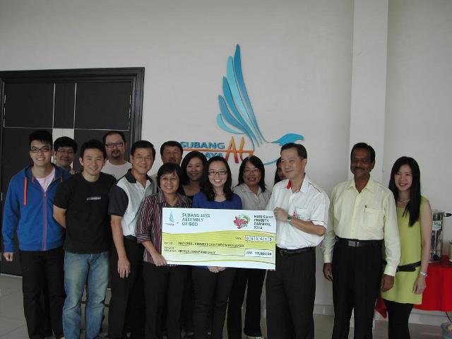 Cheque presentation to Kidney Foundation