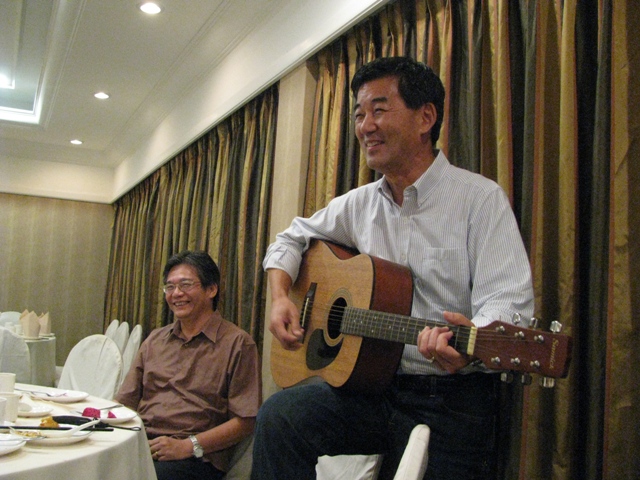 Pr Peter Tsukahira singing with SOM graduates at a recent reception