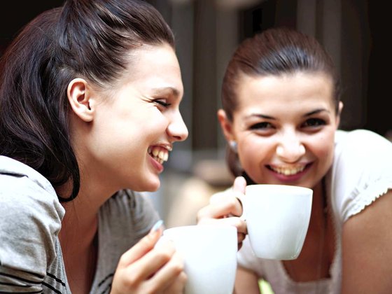 MANPDDI_Friends_smiling_and_enjoying_beverages