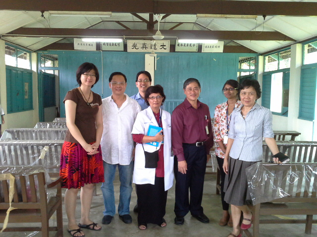 Eddy having fellowship with the doctors and medical officers of the Sungai Buloh Hospital. From left to right: Cecillia, Eddy, Loh, Dr Rachel, Matthew, Dr Monica, Dr Sue 