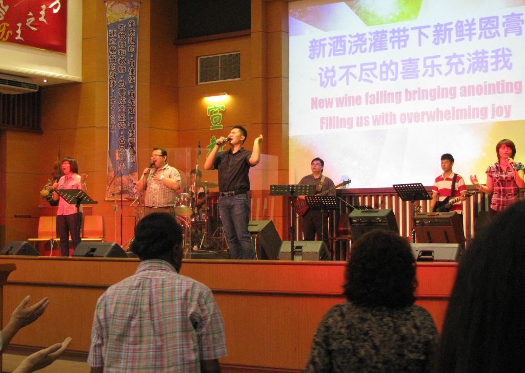 Praise and worship at SIB Hosanna.