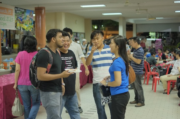 Karen Ngoi (right-most) talking to other young volunteers