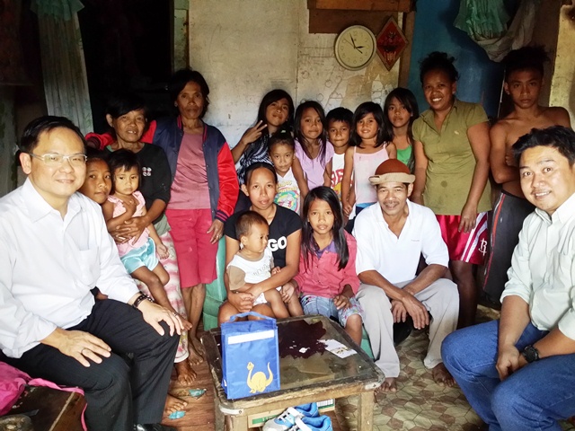 Eddy Yong (far left) with folks in Tagatay