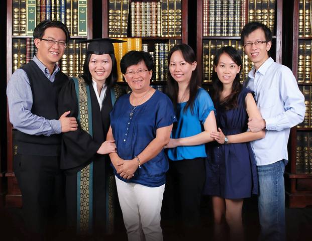 Su Chen (2nd from left) graduating with Masters and her family