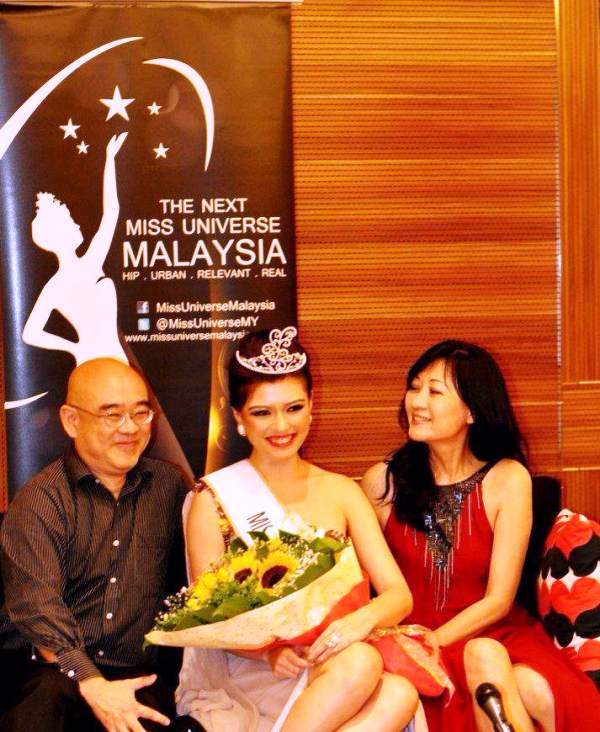 Carey Ng posing with her parents, after having crowned as Miss Universe Malaysia
