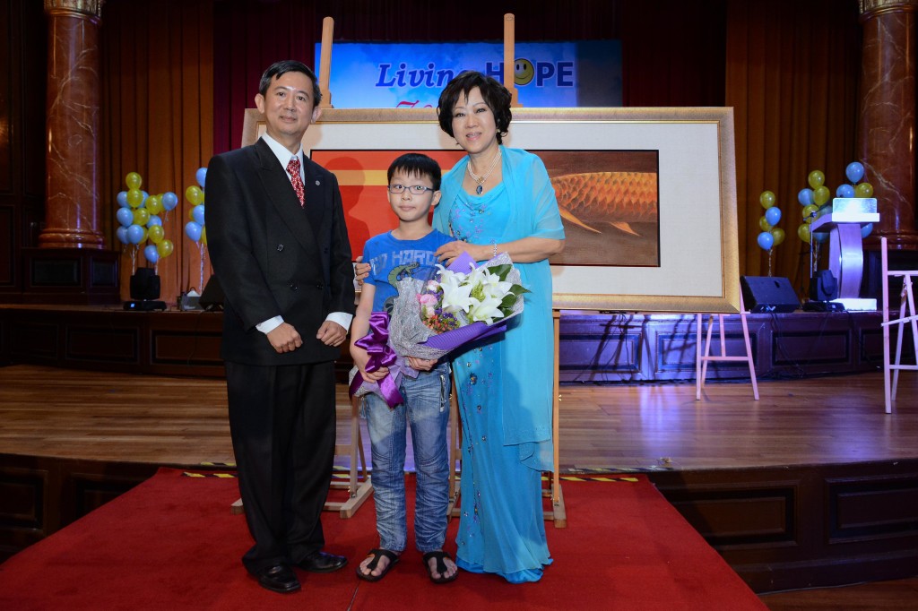 Dr Peggy Wong (right) with Tommy Chen (left), well known for his Koi Fish paintings in Malaysia