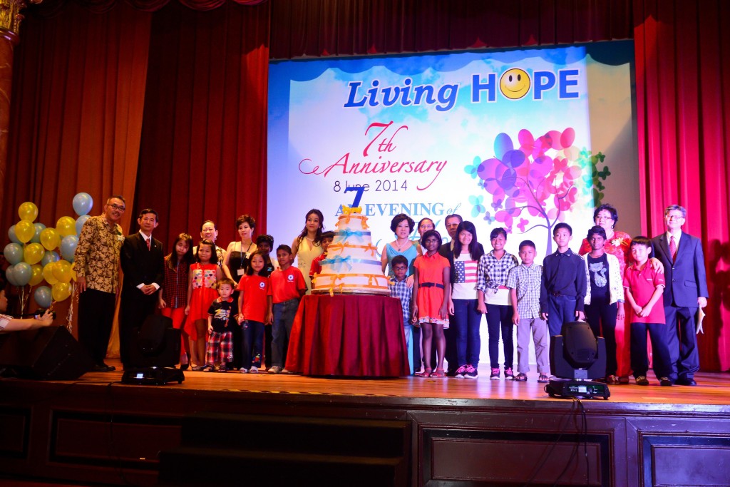 Founder of Living HOPE Dr Peggy (first lady on the right side of the cake) with the organizers of An Evening of Hope chairty