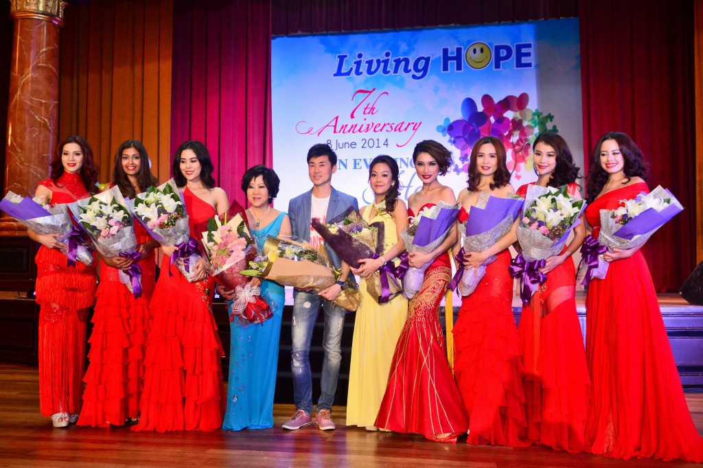 Dr Peggy (4th from left) with fashion designer Carven Ong (5th from left) and the models