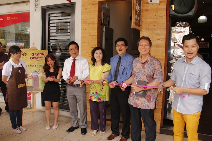 Co-director Winson Phuah (1st from right) and Peter Tan (2nd from right) officially launching LIFE TREE with associates of the Business and Professional ministry