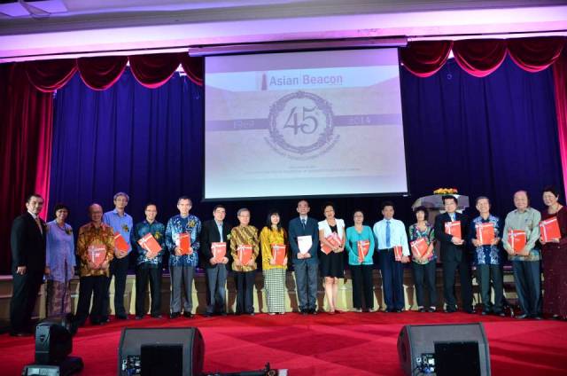 Former chairmen and editors of Asian Beacon receiving their honorary gifts