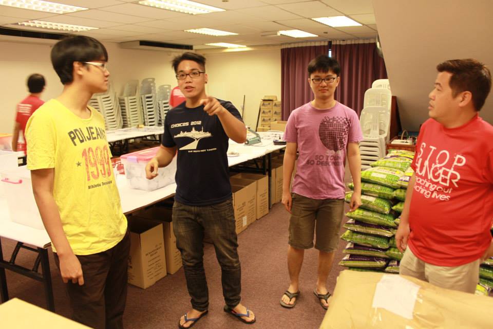 Students of Multimedia University Melaka participating in the packing process