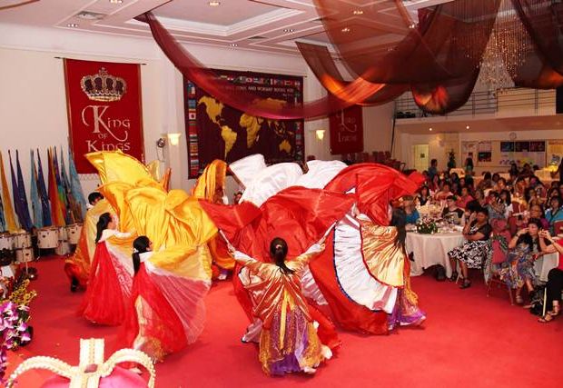 Dancers worshiping the Lord 