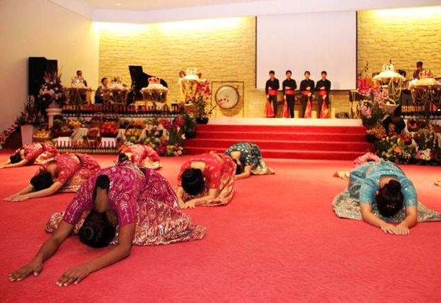 Dancers bowing in worship of the Lord 