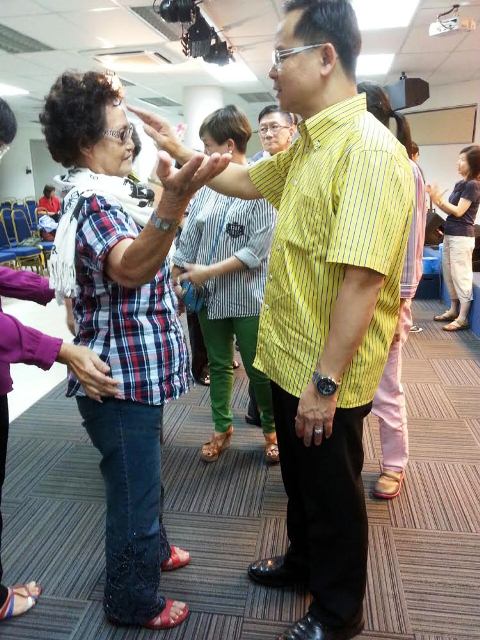Eddy Yong praying for one of the attendee