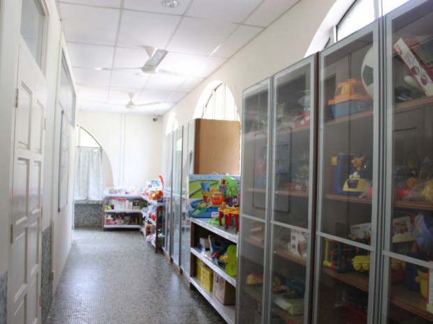 Resource library that is open to the public to borrow toys/teaching materials 