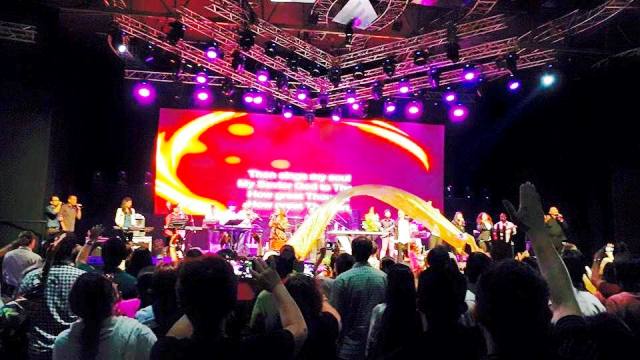 The people worshipping God together in the International Revival Conference 2015