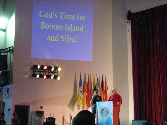 Dr Chuck Pierce speaking at Dewan Suarah Sibu, Sarawak.