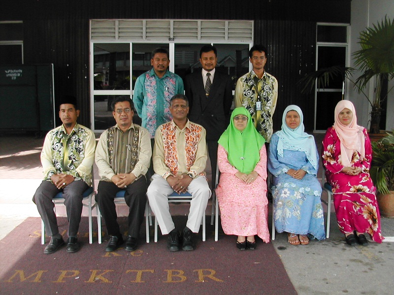 Wrutheran with his colleagues in Jabatan Sains of the Teachers College in Kuala Terengganu