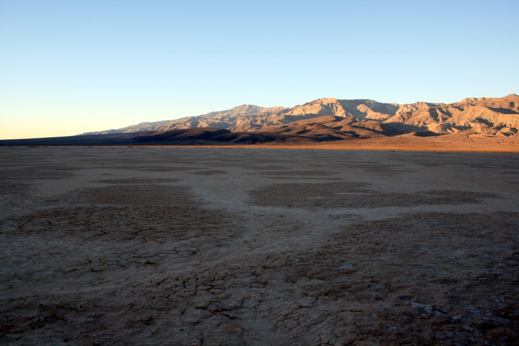 Dry_lake_bed_in_Death_Valley