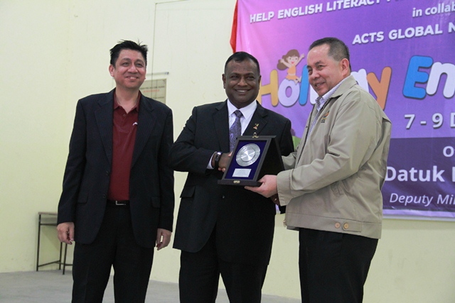 Presentation of appreciation plaque by YB Datuk Dr. Loga (middle) to HELP representative Dato’ Professor Dr. Zakaria Ahmad (right), accompanied by AGN Director Rev Raymond Mooi (left)