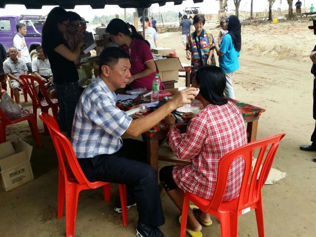 The group of doctors, nurses, and hairdressers who came from Ipoh to help the flood victims