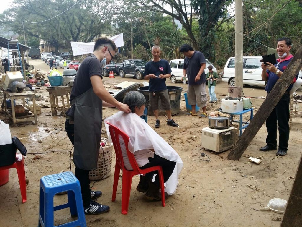 The group of doctors, nurses, and hairdressers who came from Ipoh to help the flood victims