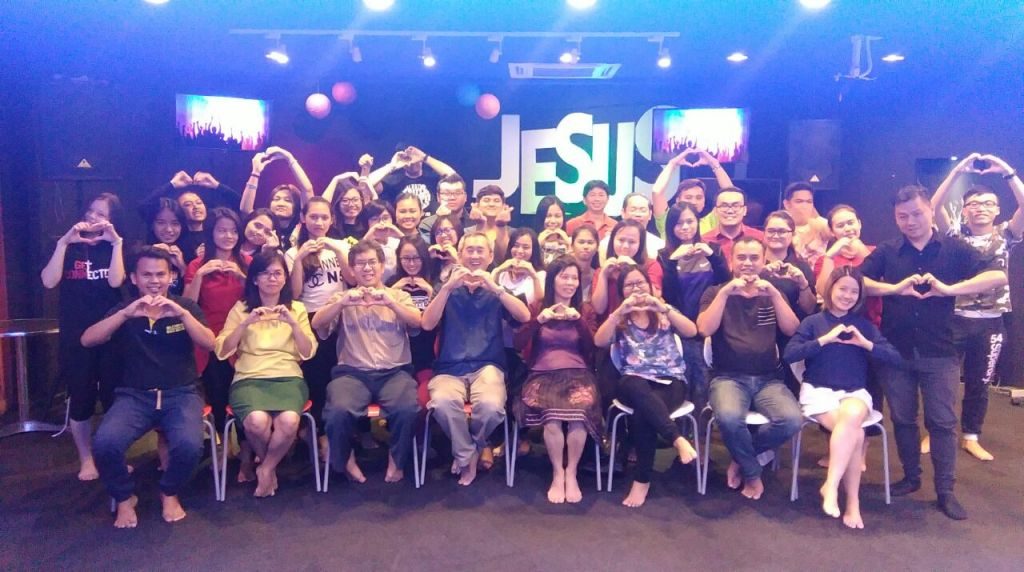 Bro Chui En (4th from left) with Pastor Ong (3rd from left) with the participants of School of Ministry (SOM)