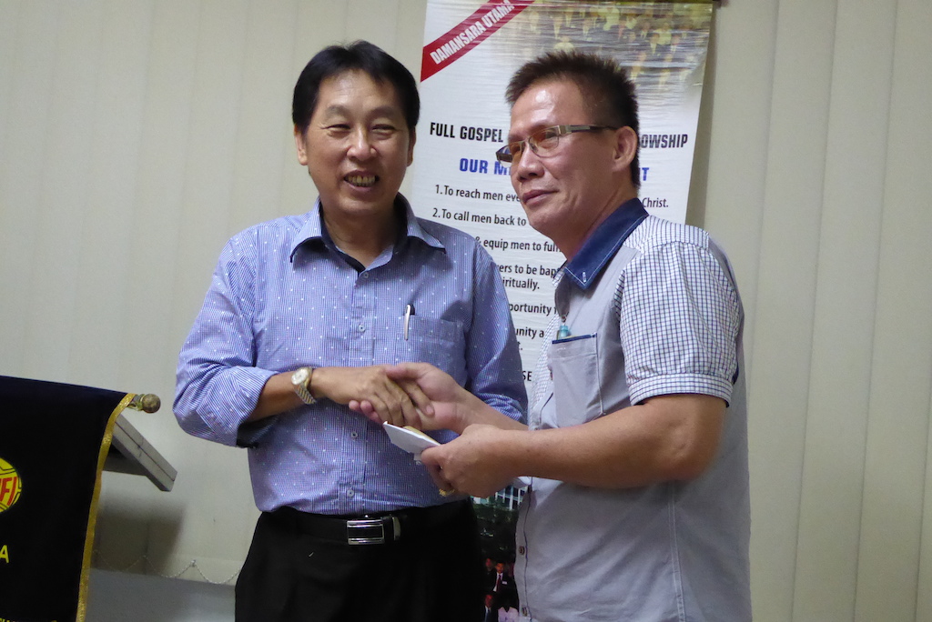 Bro Victor Liew (left) shaking hands with Bro Sam Kian Seng in appreciation of his sharing