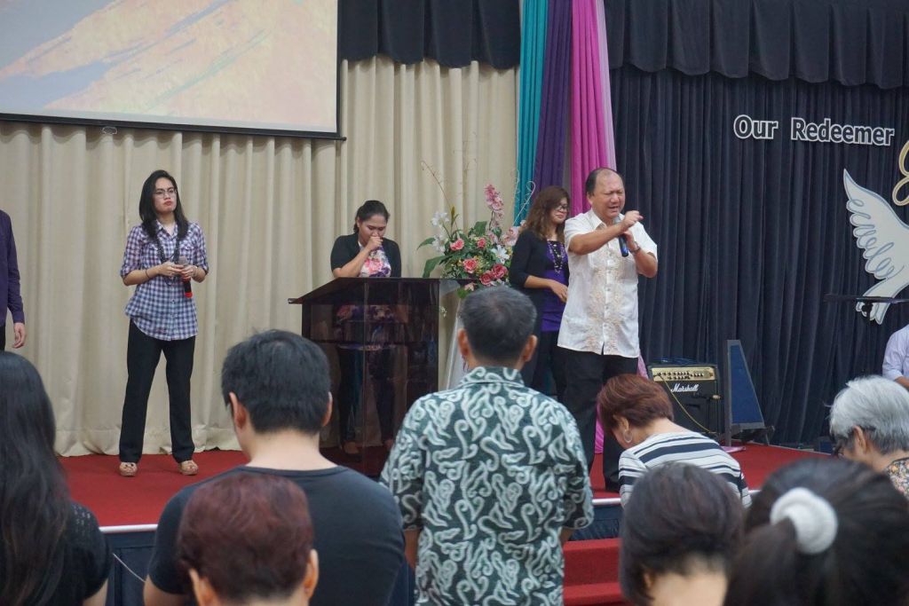 Pastor Bernard Teh of FGA Taiping introducing Pastor Tom Molina, speaker of the Exponential Camp on the first night