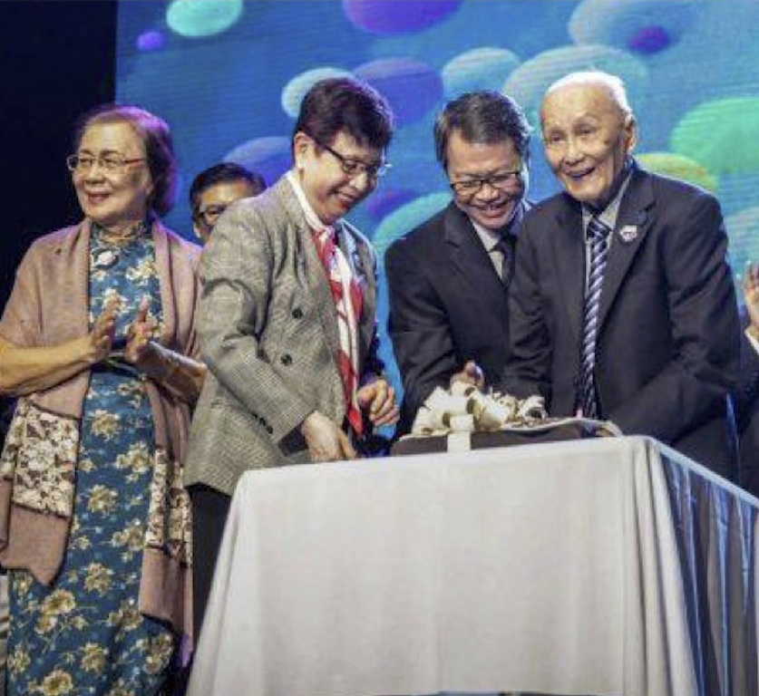 Elder Ang Chui Lai (First from right) with Mrs Koh (Fourth from right)