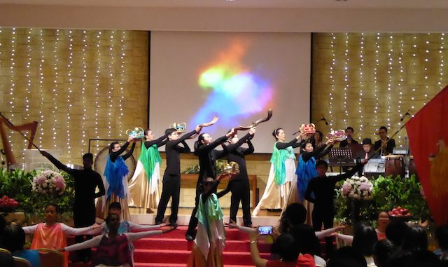 Shofar blowers with the dancers worshipping God together